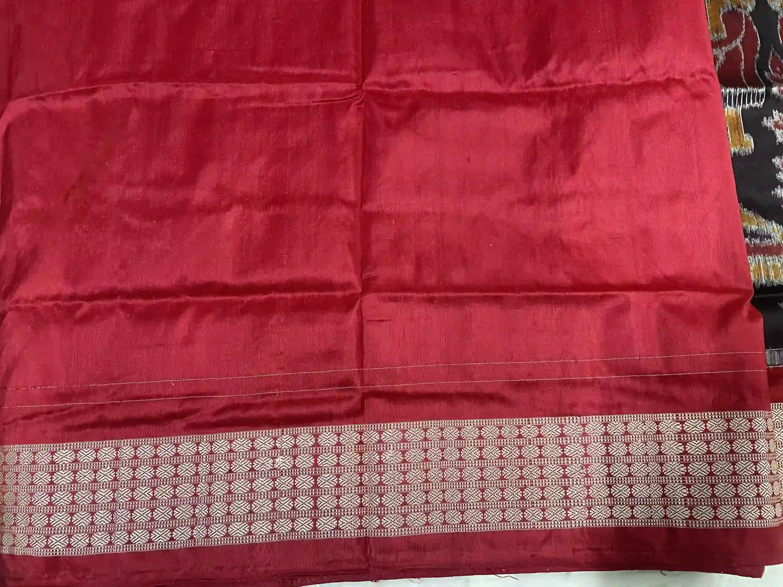 Plain red blouse piece to go well with the saree