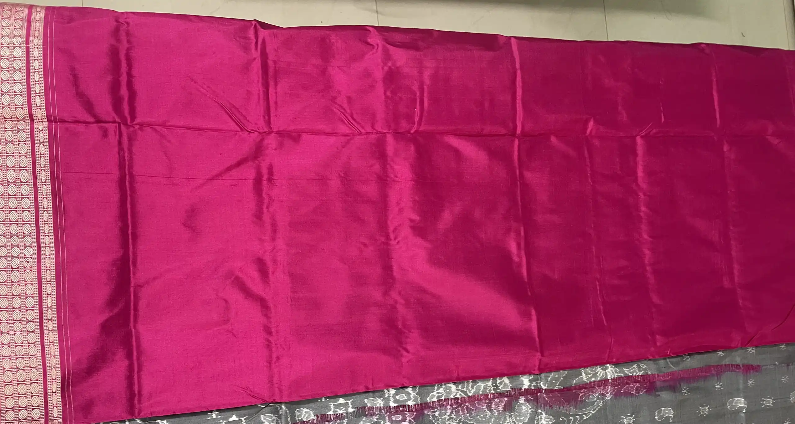 Plain magenta color blouse with border design for hands